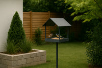 Stijlvolle ontwerpen: Voederhuisjes als tuindecoratie